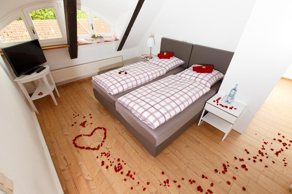 Pension Altes Burghotel Neustadt-Glewe Exterior photo